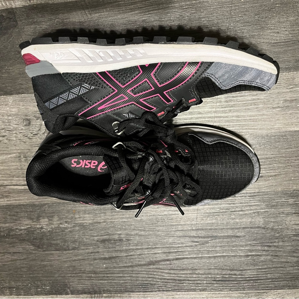 Asics Black and Pink Athletic Shoes Sleek Design